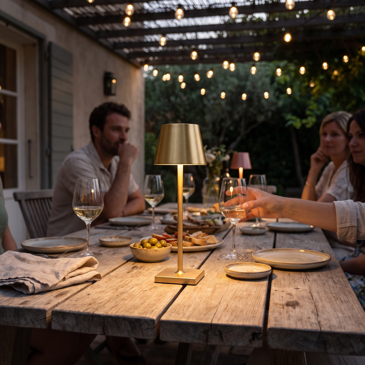 Dimmable LED Wireless Table Lamp in use